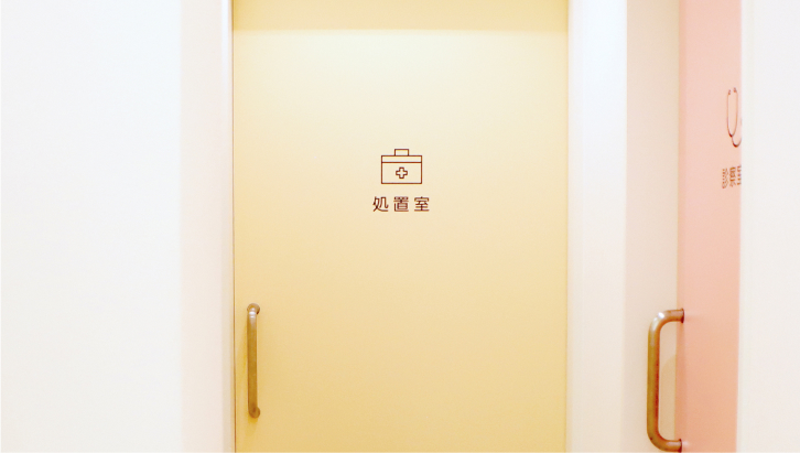 検査室 黄色のドア