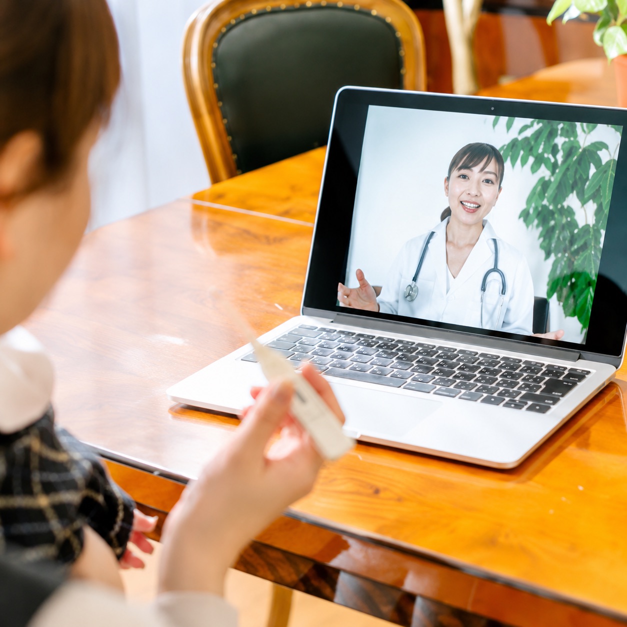 オンライン診療を受ける患者さまと医師